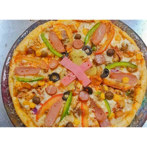 The Everything Chicken Pizza